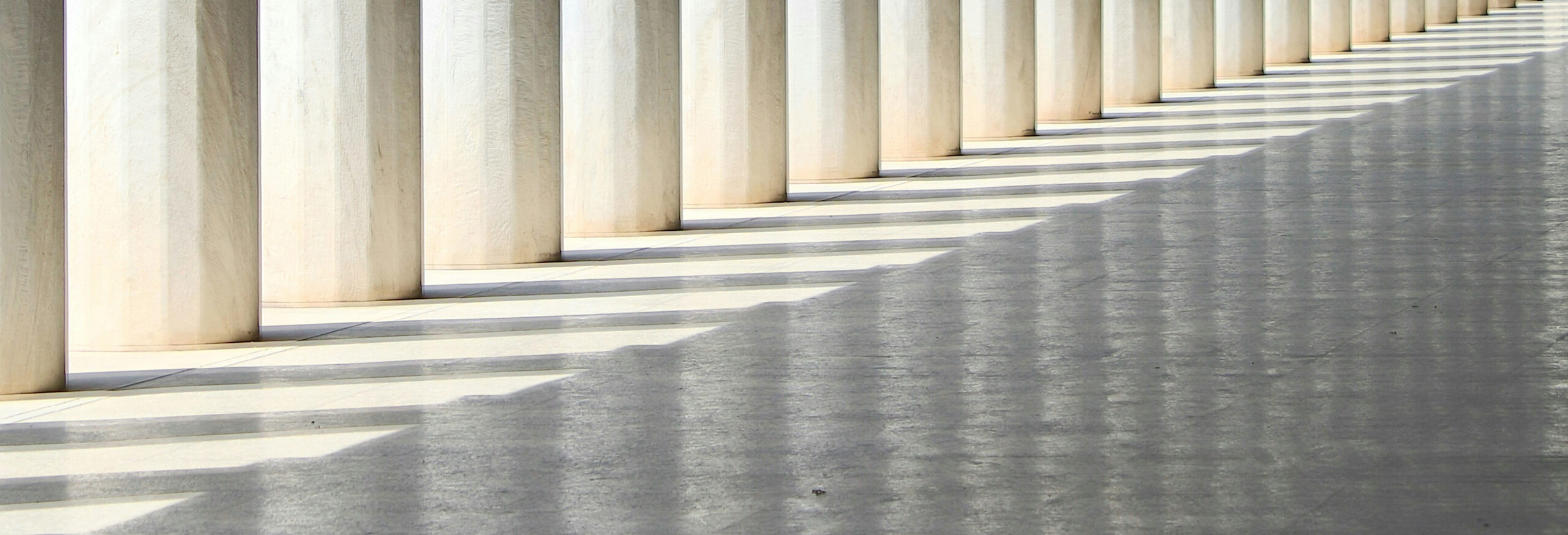 Illustratie bij herhaling<br />
Lange rij zuilen met schaduw