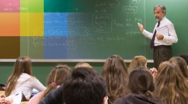 leerkracht geeft les